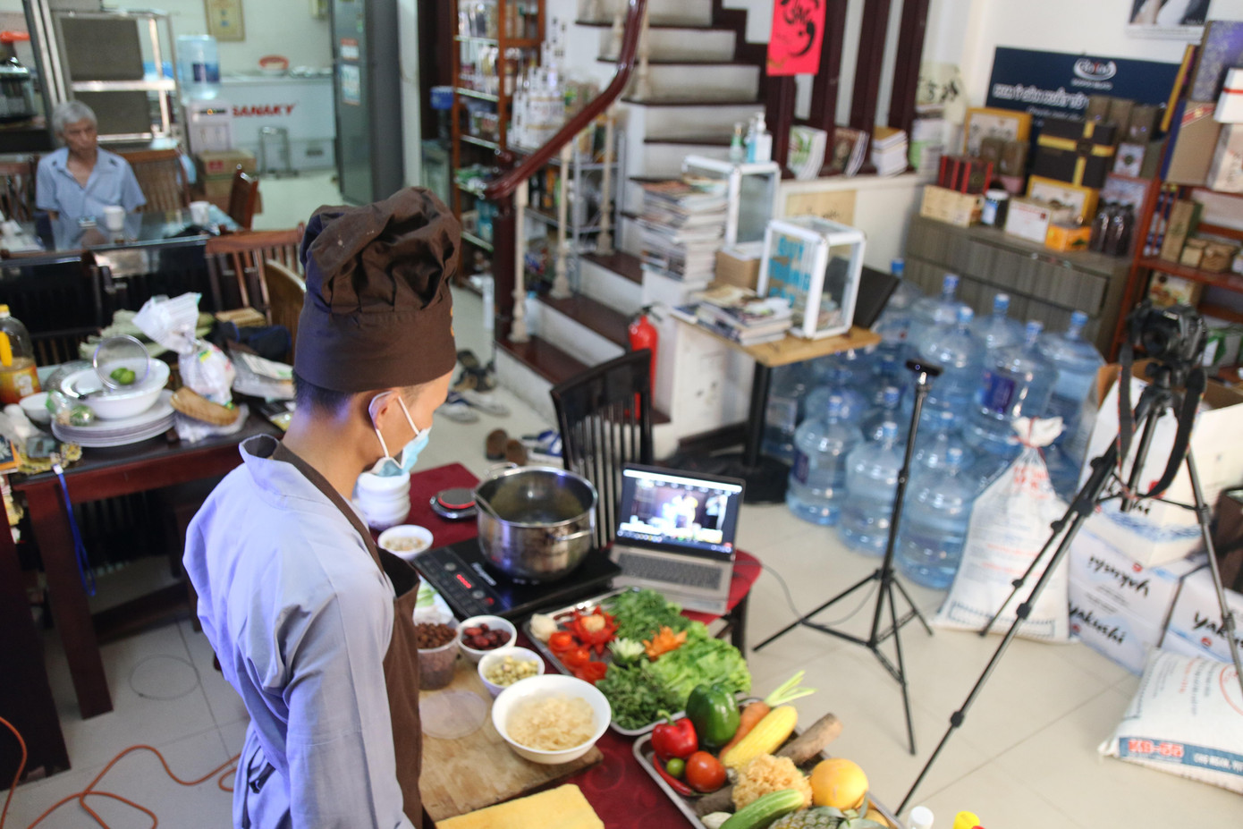 Để có được một buổi dạy trực tuyến, đầu bếp phải chuẩn bị từ sớm, từ kỹ thuật, tốc độ truyền tải đến các món ăn, kịch bản chương trình Để có được một buổi dạy trực tuyến, đầu bếp phải chuẩn bị từ sớm, từ kỹ thuật, tốc độ truyền tải đến các món ăn, kịch bản chương trình