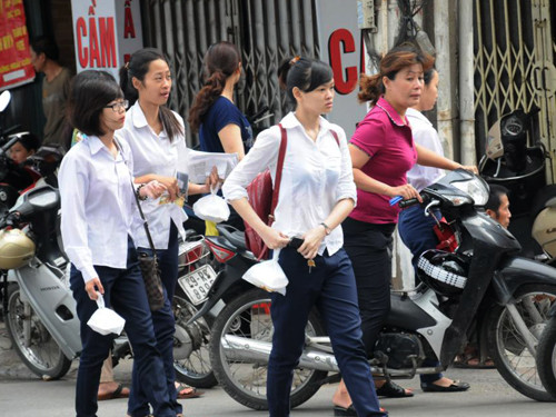 Nhiều thí sinh vội vã mua xôi vào trường ăn