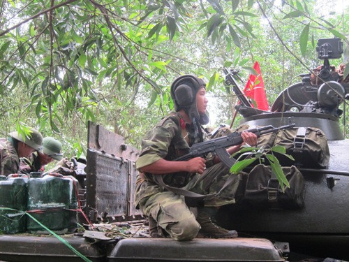 Chiến sĩ canh gác cho lực lượng sửa chữa, khi xe tăng bị hư hỏng trên chiến trường