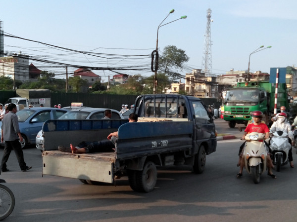 Chiếc xe tải bất đắc dĩ mang nạn nhân đi cấp cứu