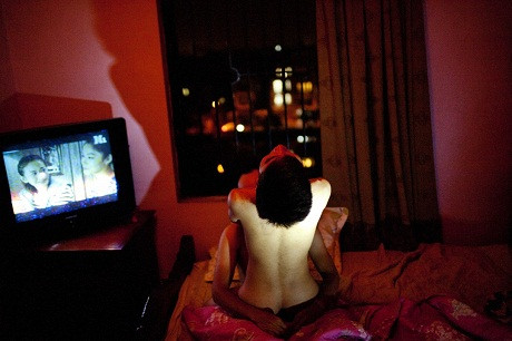 Chia sẻ về tấm ảnh này, Maika cho biết: "Họ quan điểm đơn giản rằng, họ yêu nhau bấy lâu, chẳng bao giờ dám chụp ảnh thân mật, chẳng ai chụp ảnh cho họ. Tự nhiên có người đến tận nhà chụp ảnh cho, họ phải tranh thủ chụp những bức đẹp nhất để kỷ niệm tình yêu của họ. Thế nên, họ rất tự nhiên và thoải mái". Ảnh: Maika Elan. Chia sẻ về tấm ảnh này, Maika cho biết: