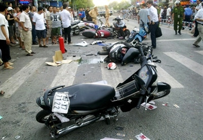 Hàng loạt xe máy dập nát trên đường