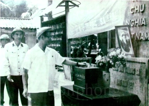 Ông Hồ Ngọc Nhường, Chủ tịch UBND tỉnh Phú Khánh (cũ) và lãnh đạo Quân chủng Hải quân tham gia bầu cử HĐND huyện Trường Sa khóa I tại đảo Nam Yết, tháng 4/1983 - ảnh tư liệu