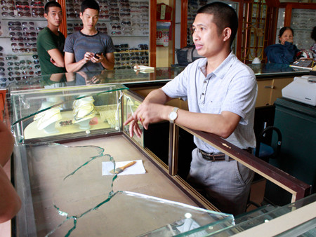 Chiếc tủ kính bị tên cướp đập l