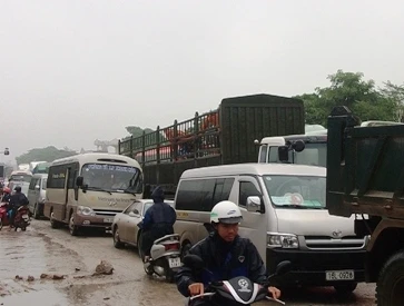 Ùn tắc nhiều giờ trên quốc lộ 1A