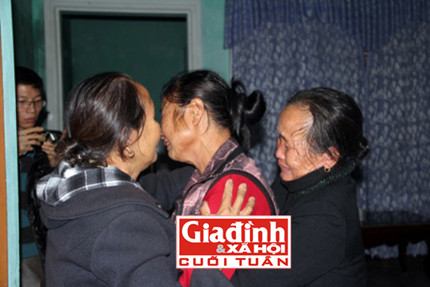 Bà Túc và bà Him òa khóc như một đứa trẻ sau khi thấy bà Nhân trở về. Ảnh T.G