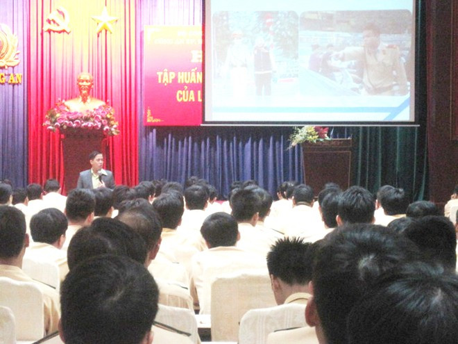 Mở đầu buổi học, TS Sơn cho chiếu những hình ảnh chưa đẹp của CSGT làm ví dụ thực tế rồi đặt câu hỏi với vai trò là một CSGT làm sao để người vi phạm hài lòng, cười thân thiện?