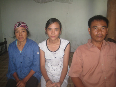 Quyên (giữa) và bố mẹ. Ảnh: D.N