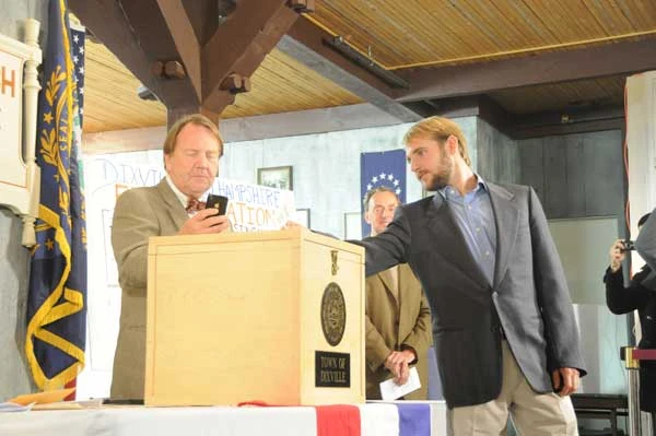 Tanner Tilotson là cử tri đầu tiên bỏ phiếu bầu cử tổng thống Mỹ 2012