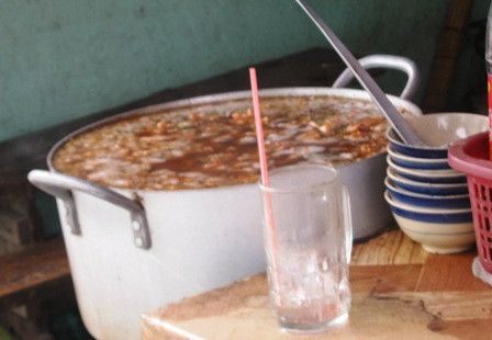 Món phá lấu lòng heo là một trong những "đặc sản" của HS trường THCS An Nhơn (Gò Vấp). Món phá lấu lòng heo là một trong những