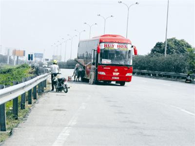 Sau biển báo giới hạn tốc độ tối thiểu 60km/h, nhộn nhịp cảnh người đón xe. Ảnh: Bảo Khánh Sau biển báo giới hạn tốc độ tối thiểu 60km/h, nhộn nhịp cảnh người đón xe. Ảnh: Bảo Khánh