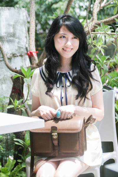 Chân váy chữ A, chân váy xếp ly mang đến một vẻ đẹp nữ tính dễ thương. Phần nơ buộc trên cổ áo hay váy là chi tiết thường thấy trong phong cách thời trang của các cô nàng nữ sinh. Blazer là item đại diện cho phong cách nữ sinh Châu Âu. Diện quần short với áo sơ mi trong ngày đi chơi cùng bạn bè.