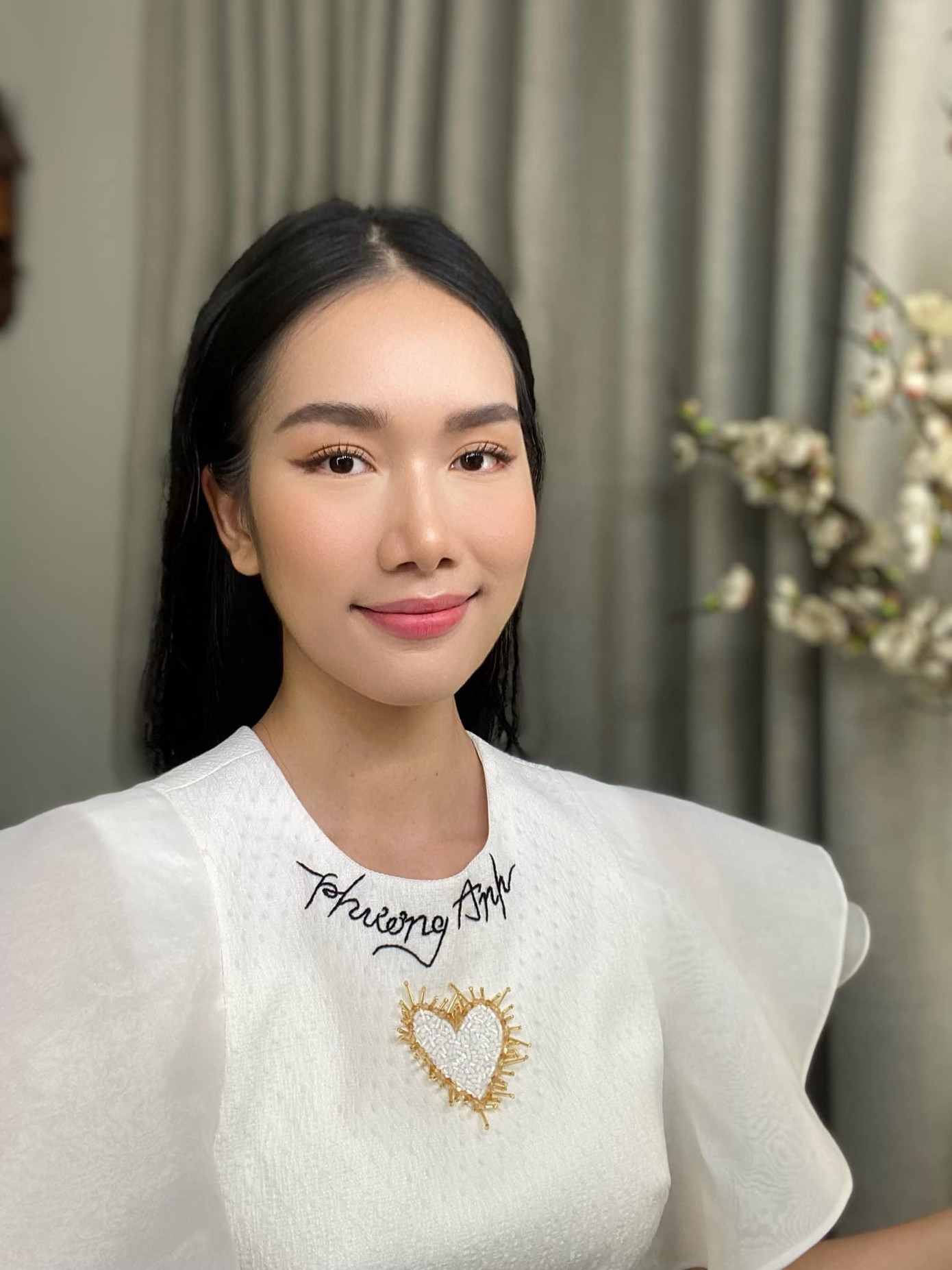 Sau một thời gian học make-up, mới đây Á hậu Phương Anh đã trổ tài tự trang điểm và khoe thành quả trên trang cá nhân, nhận được nhiều sự khen ngợi từ các fans. Phương Anh sử dụng cách trang điểm nhẹ nhàng, nền nã, phù hợp với phong cách mà cuộc thi Miss International hướng tới.