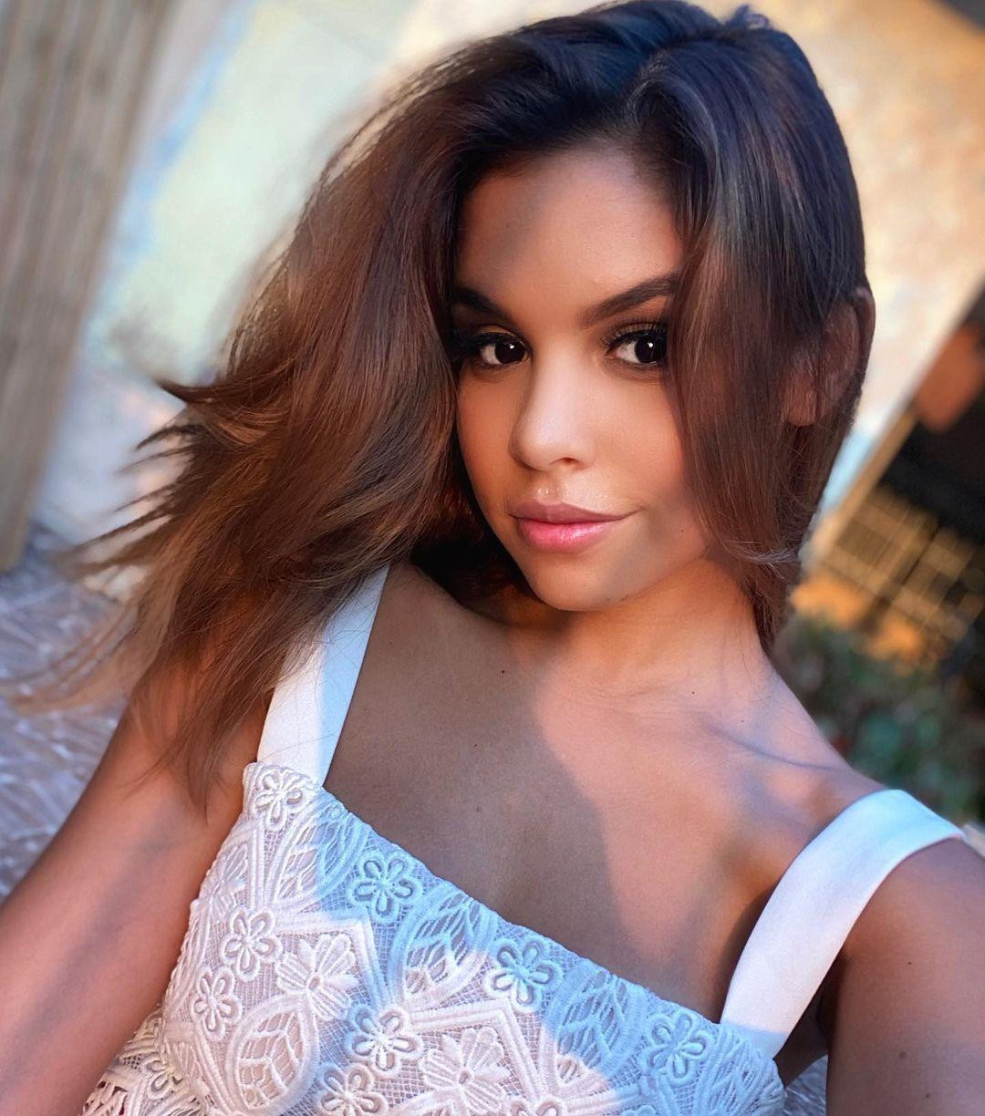 Năm 2016, Massiell Alejandra được trao vương miện Queen of Calle de Abajo de Las Tablas.