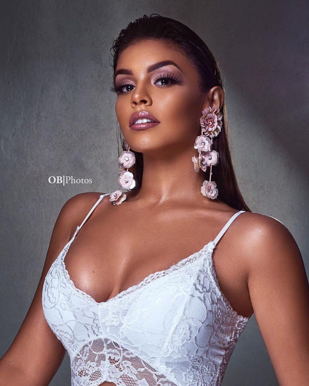 Massiell Alejandra năm nay 23 tuổi, có bằng Cử nhân Quản trị Hàng không, Phi công Thương mại và là sinh viên Thạc sĩ Quản trị Kinh doanh, chuyên ngành Nhân sự.