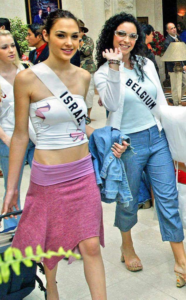 Vẫn với tâm lý thờ ơ với ánh hào quang của các cuộc thi sắc đẹp nên Gal Gadot tham gia cuộc thi Miss Universe với tâm lý miễn cưỡng. Cô đã tìm mọi cách để giảm thiểu cơ hội chiến thắng của mình trong cuộc thi này. Ví dụ, trong các hoạt động thường ngày nếu các thí sinh ăn mặc chỉn chu thì Gal Gadot lại cố tình xuề xòa với những chiếc áo crop-top chỉ phù hợp để đi dạo chơi ở công viên.