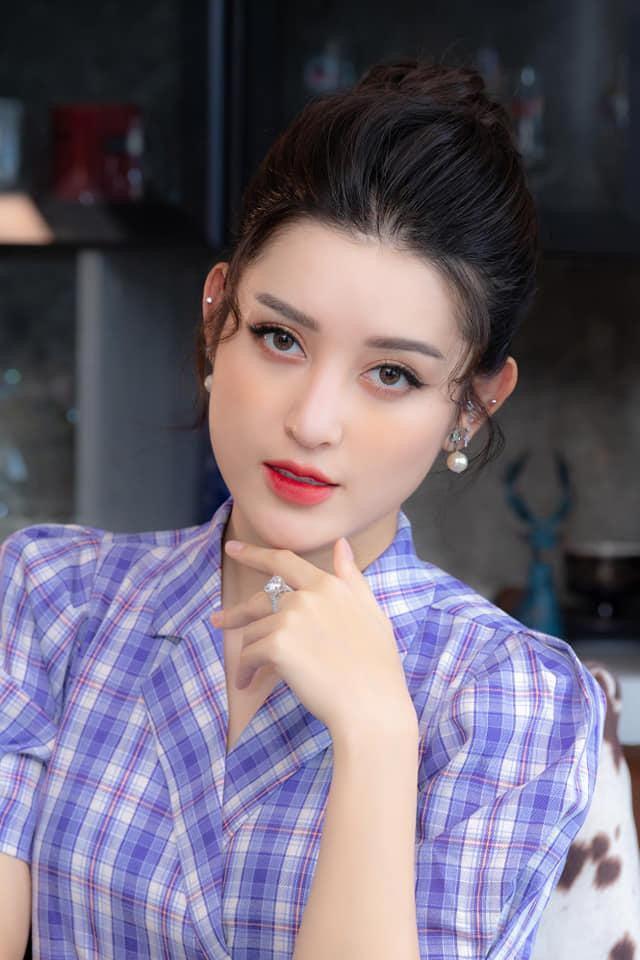 Á hậu Huyền My xinh đẹp, cuốn hút như tiểu thư với phong cách trang điểm nhẹ nhàng.