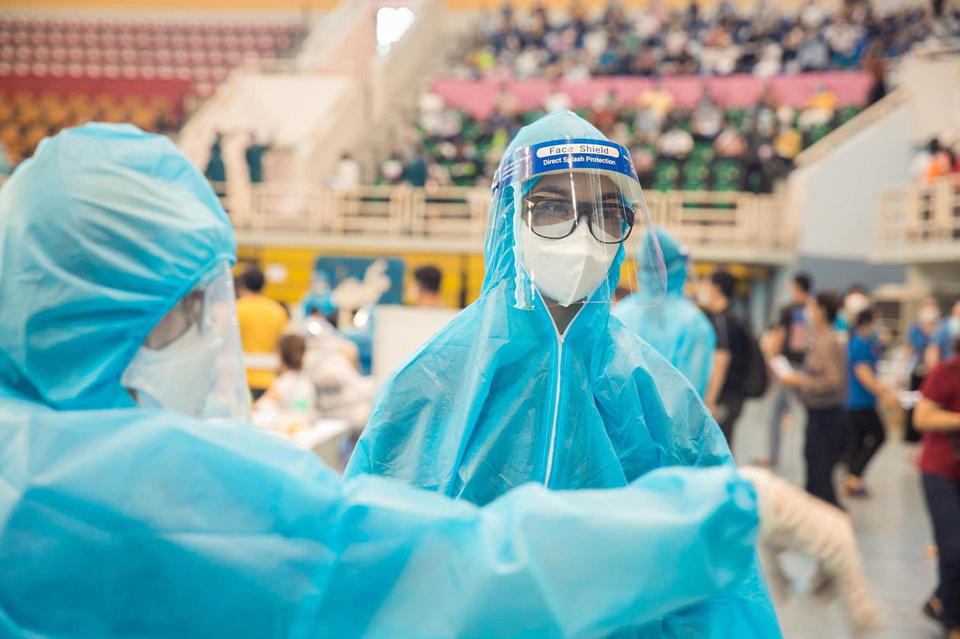 Á hậu Kiều Loan trong bộ đồ bảo hộ hỗ trợ người dân đến tiêm vắc-xin ở TP. HCM.