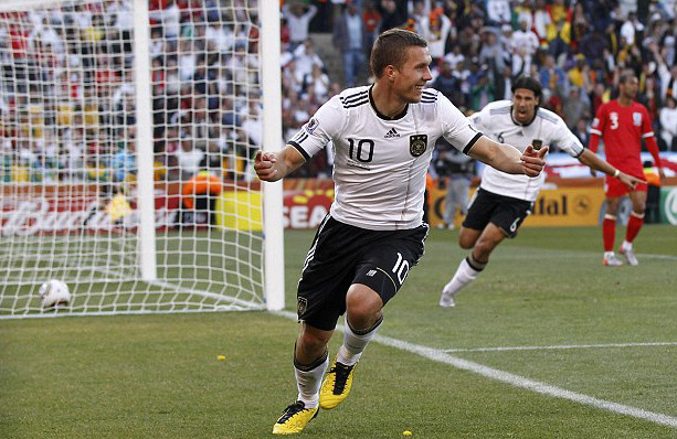 Lukas Podolski ăn mừng sau khi ghi bàn thắng thứ hai cho Đức. Ảnh: Getty Images