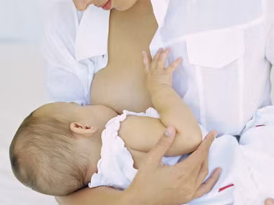  Nên cho bú bầu vú bên trái trước (bé mới bú nên lượng sữa trong dạ dày còn ít, có thể nằm nghiêng phải)