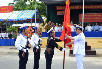 Đô đốc Nguyễn Văn Hiến trao Quân kỳ quyết thắng cho Lữ đoàn Tàu Pháo-Tên lửa 167. Đô đốc Nguyễn Văn Hiến trao Quân kỳ quyết thắng cho Lữ đoàn Tàu Pháo-Tên lửa 167
