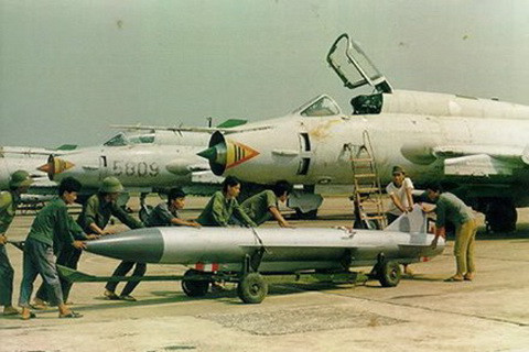 Su-22 được thiết kế 10 giá treo mang được 4 tấn vũ khí gồm: tên lửa không đối đất, tên lửa chống radar, bom, rocket. Trong ảnh, các kỹ thuật viên đang di chuyển một quả tên lửa chống radar Kh-28