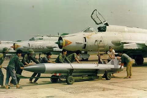 Su-22 được thiết kế 10 giá treo mang được 4 tấn vũ khí gồm: tên lửa không đối đất, tên lửa chống radar, bom, rocket. Trong ảnh, các kỹ thuật viên đang di chuyển một quả tên lửa chống radar Kh-28