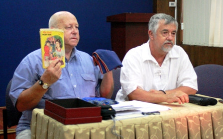 Derrill de Heer (trái) và Laurens Wildeboer trong chuyến trở lại Việt Nam trao trả cuốn sổ có bài thơ 