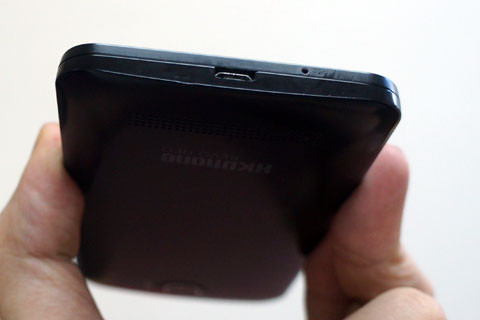 Phần nhựa ốp lưng tuy vậy không tạo vẻ cao cấp