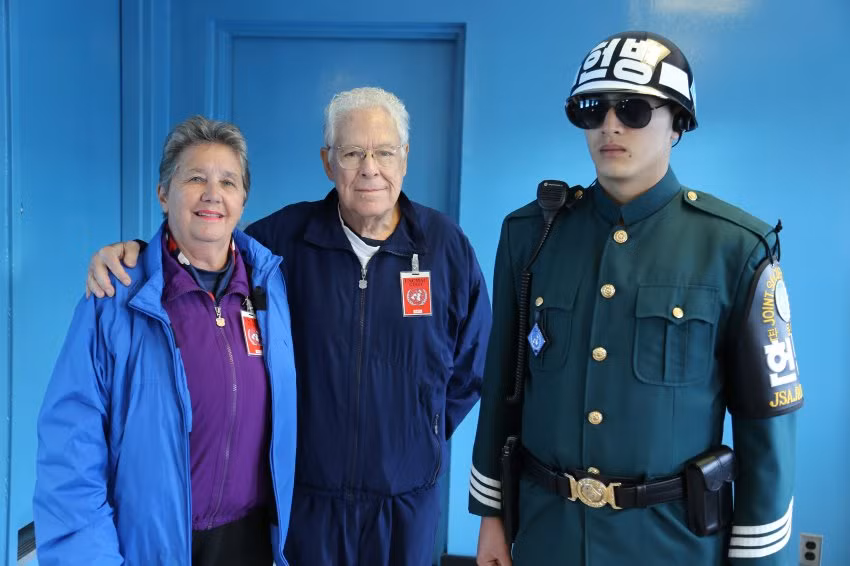 Cựu binh Mỹ từng tham gia chiến tranh Triều Tiên, ông Richard Podol cùng vợ là Betty chụp ảnh cùng một người lính đang đứng gác ở đây