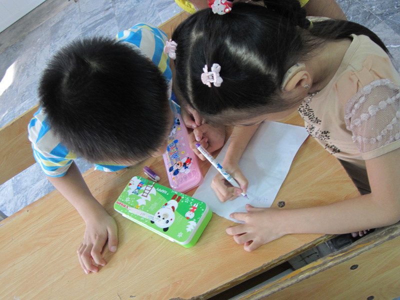 Hiếu còn cùng các bạn viết chữ 