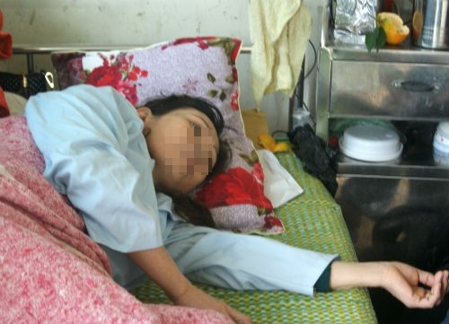 Cô N. đang nằm điều trị tại bệnh viện Hà Tĩnh, một mực khẳng định mình là nạn nhân.. Cô N. đang nằm điều trị tại bệnh viện Hà Tĩnh, một mực khẳng định mình là nạn nhân.