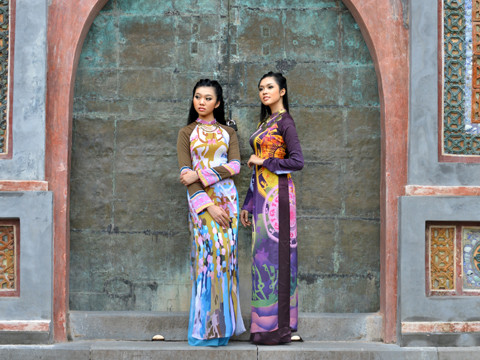 Xuất hiện cùng Xuân Trang trong bộ ảnh này là người mẫu trẻ Phương Trinh