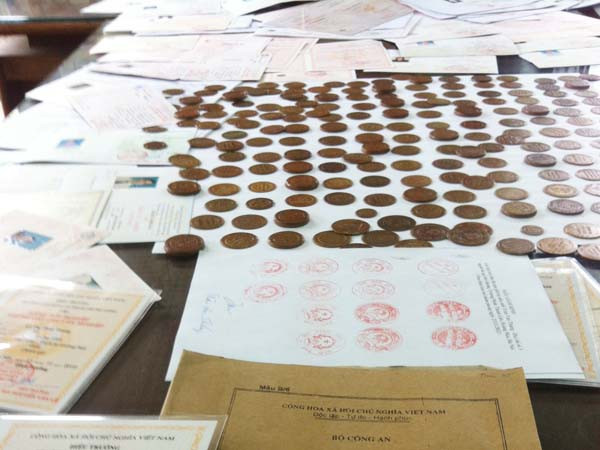 230 con dấu giả mạo được các đối tượng sử dụng để làm bằng giả. 230 con dấu giả mạo được các đối tượng sử dụng để làm bằng giả