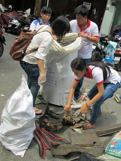 Hội tình nguyện Chung tay vì cộng đồng TP HCM thu gom phế liệu để làm từ thiện