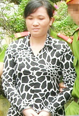 Nghe chủ tọa phân tích về phẩm hạnh người phụ nữ, Thủy tỏ ra hối hận và rút kháng cáo tại tòa. Ảnh: Duy Khang