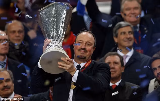 Benitez và chiếc úp an ủi của Chelsea