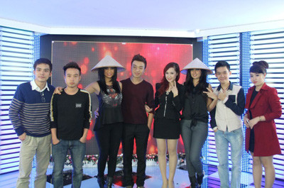 Hải Nam cùng mọi người trong một buổi học tại trung tâm.. Hải Nam cùng mọi người trong một buổi học tại trung tâm.