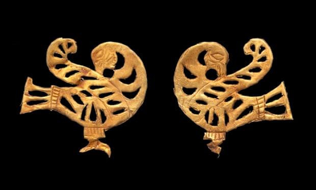 Một trong số hàng nghìn đồ trang sức bằng vàng được tìm thấy ở ngôi mộ cổ của chiến binh Saka Một trong số hàng nghìn đồ trang sức bằng vàng được tìm thấy ở ngôi mộ cổ của chiến binh Saka