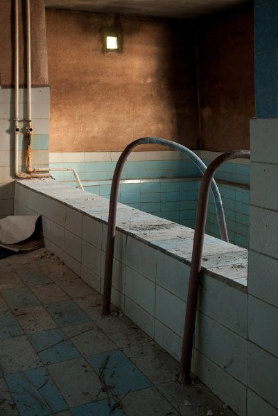 Bồn tắm vẫn còn nguyên vẹn