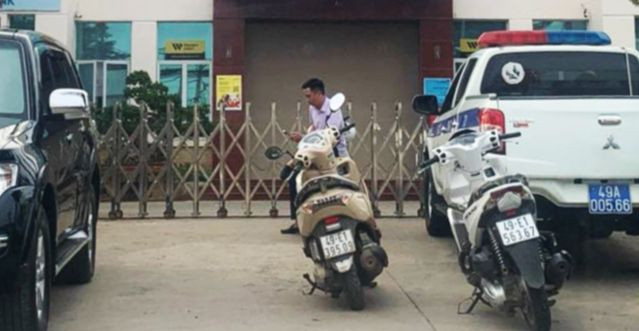 Lực lượng chức năng đến khám hiện trường vụ cướp ngân hàng