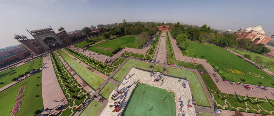 Có hẳn một hệ thống cung cấp nước được xây dựng phía ngoài khu vườn