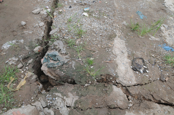 Nhiều vết nứt cạnh khi vực sạt lở rất nguy hiểm