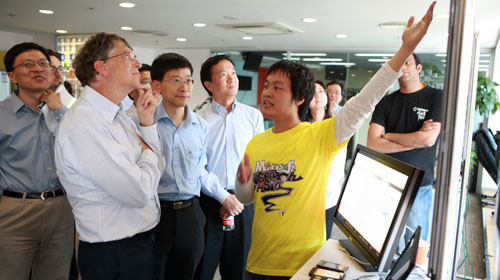 Việt Anh (giơ tay) trình bày với Bill Gates dự án MyWalk do mình thiết kế - Ảnh: N.D.