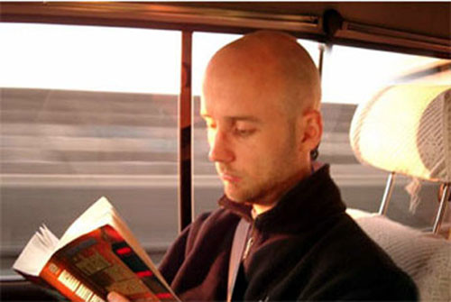 Đọc sách báo khiến bạn dễ bị say xe