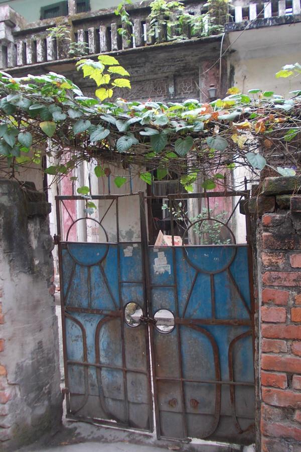 Chiếc cổng ngôi nhà cổ trong ngõ Chùa Nền lụp xụp, luôn khóa trái