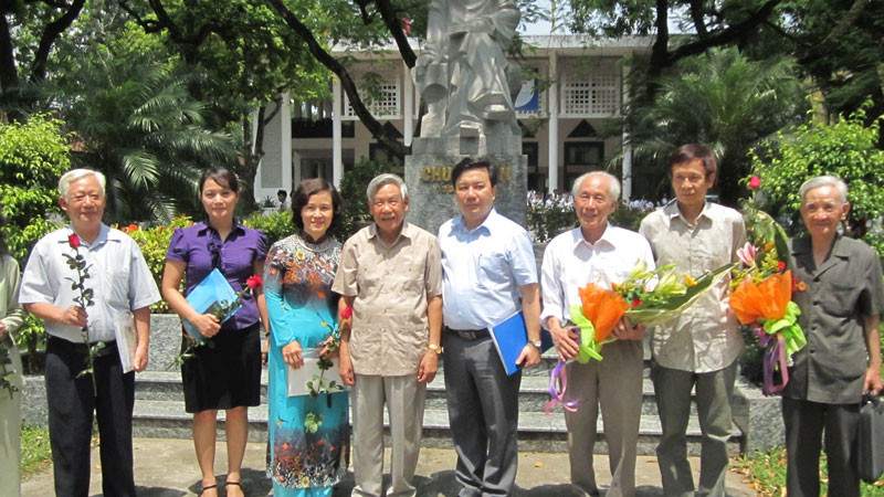 Bức ảnh kỷ niệm giữa đồng chí Lê Khả Phiêu và nhà trường