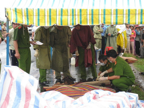 Công an đang khám nghiệm, lấy mẫu AND những người chết cháy - Ảnh: Như Minh (Tuổi Trẻ)