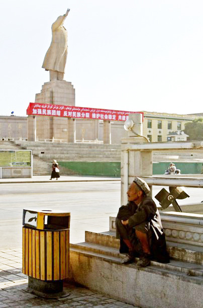 Một người dân Tân Cương ở gần tượng đài nhà lãnh đạo Mao Trạch Đông ở thành phố Kashgar. Ảnh: AP. Một người dân Tân Cương ở gần tượng đài nhà lãnh đạo Mao Trạch Đông ở thành phố Kashgar Ảnh: AP