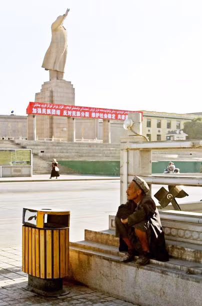 Một người dân Tân Cương ở gần tượng đài nhà lãnh đạo Mao Trạch Đông ở thành phố Kashgar Ảnh: AP